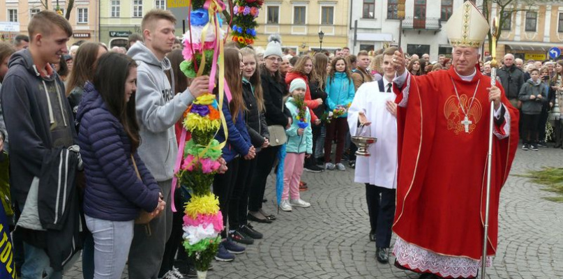 Niedziela Palmowa - Diecezjalny Dzień Młodzieży. Biskup ordynariusz diecezji łowickiej Andrzej Dziuba święci palmy na Starym Rynku w Łowiczu.
