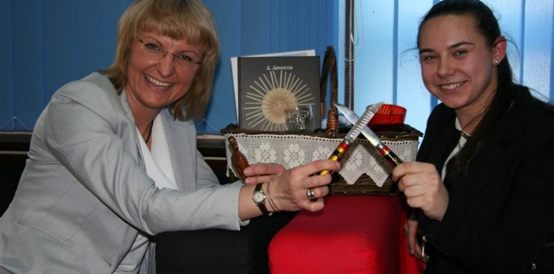 Eliza Kocur i nauczyciel Agnieszka Pawłowska-Kalinowska. fot. II LO w Łowiczu
