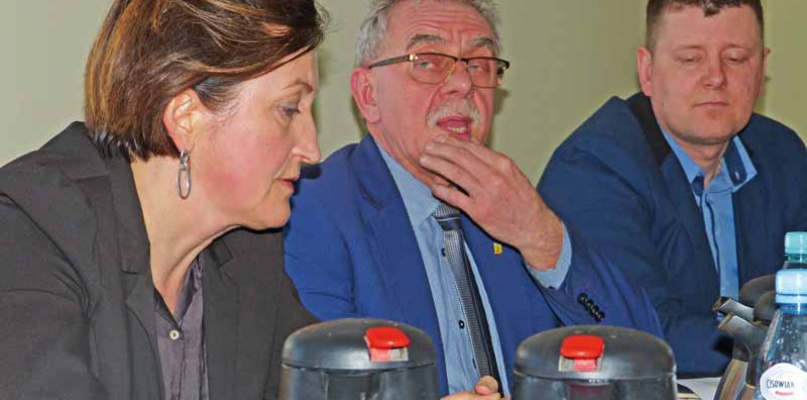 Maria Laska na posiedzeniu Komisji Rewizyjnej Rady Powiatu Łowickiego. Obok niej wicestarosta Grzegorz Bogucki oraz członek komisji Jarosław Papuga. Fot. M. Wolska-Kobierecka