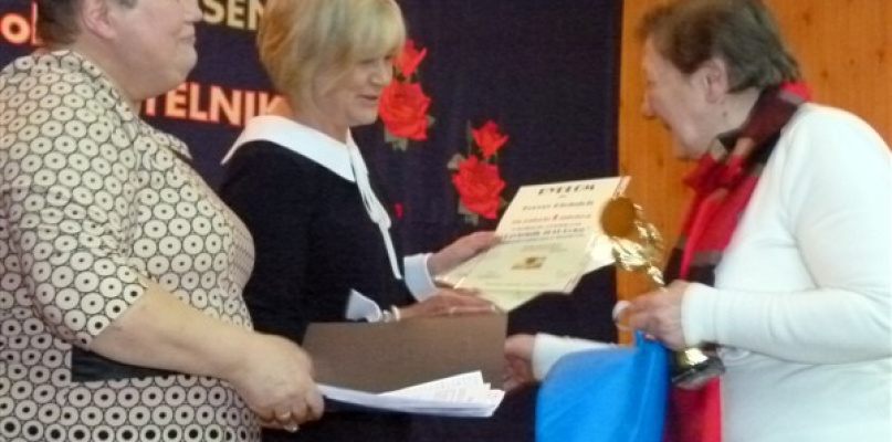 Teresa Kiejnich odbiera statuetkę za pierwsze miejsce w konkursie Czytelnik Roku 2016. fot. Lilianna Jóźwiak-Staszewska