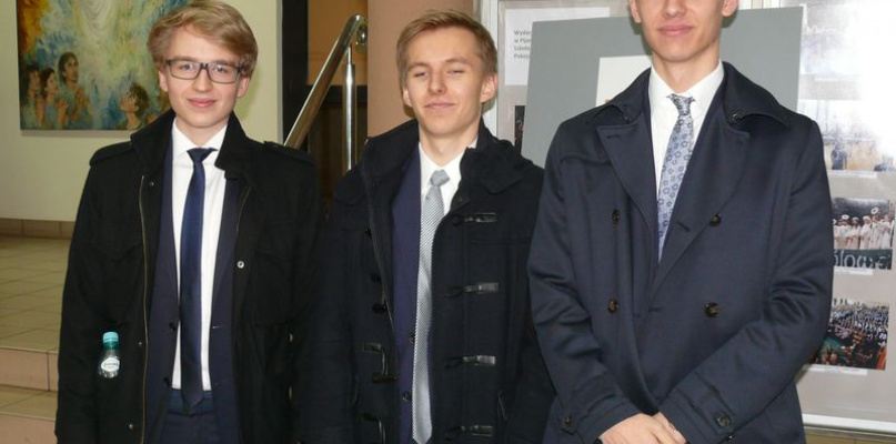 Maturzyści z liceum pijarskiego - Dawid Igielski, Jakub Szram i  Filip Golędzinowski.