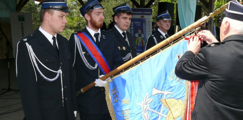 Strażackie święto w skansenie w Maurzycach - moment odznaczania Złotym Znakiem Związku OSP RP jednostki OSP w Bielawach i Janusza Bilczewskiego długoletniego prezesa OSP Ratownictwo Wodne w Łowiczu.
