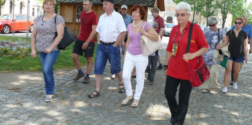 Przewodnik Jagoda Rolewska (na pierwszym planie, w czerwonej bluzie) prowadzi turystów na pierwszy w tym roku spacer po Łowiczu.