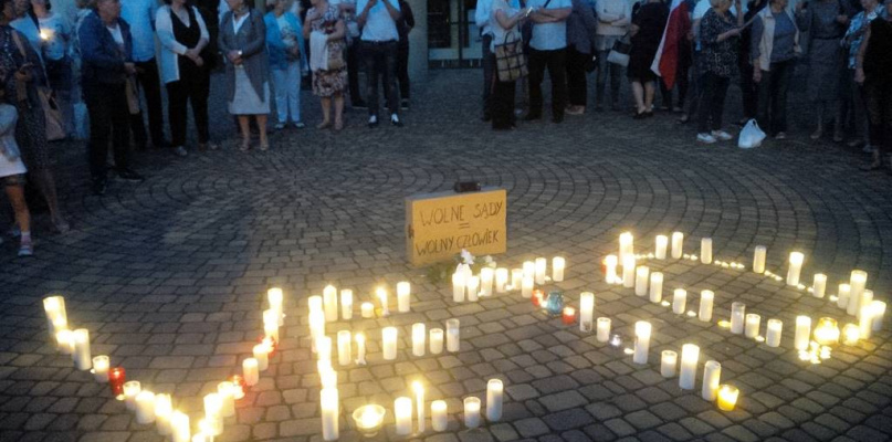 Pikieta przed sądem w Łowiczu
