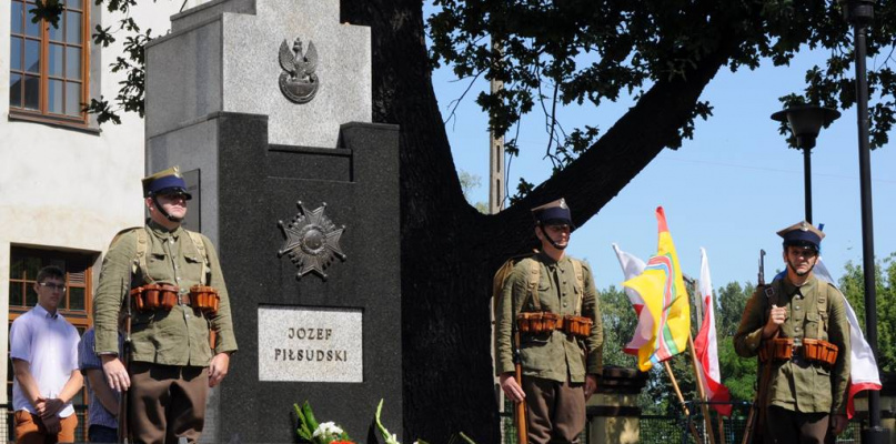 Uroczystości przed pomnikiem w Łowiczu, fot. arch. NŁ