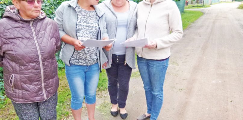 Mieszkanki Dmosina Drugiego: Halina Rubacha, Dorota Szkup-Rubacha, Małgorzata Rubacha i Agnieszka Markowicz na drodze 
w kierunku Wierzbówki. Fot. Lilianna Jóźwiak-Staszewska  