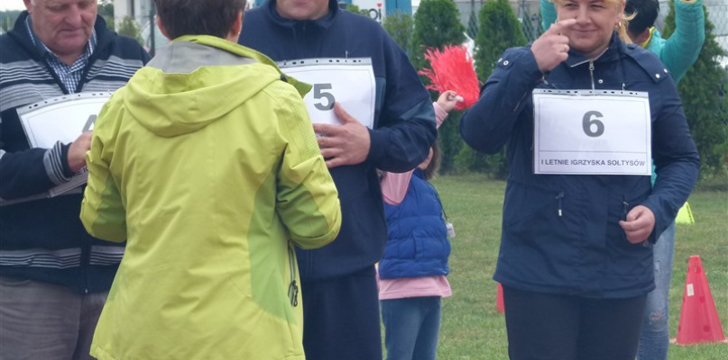Przypinanie numerów startowych. Fot. EWR