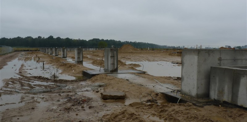 Wykonawca wstrzymał prace nad budową zakładu w Piaskach Bankowych. Fot. EWR