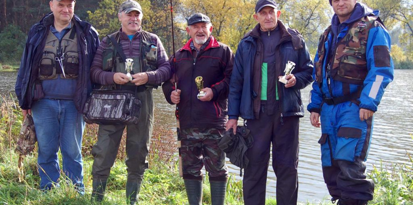 Pięciu zawodników, którzy złapali ryby, od lewej: Zbigniew Danych, Marek Rosa, Stanisław Brener, Józef Kołaczyński, Marek Wróbel.