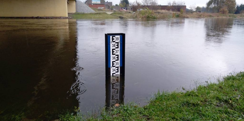Wodowskaz przy moście nad Bzurą w Łowiczu