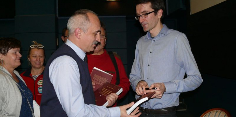Michał Słomski (z prawej) w czasie promocji swojej książki o ludziach związanych z łowickim zamkiem, obok przewodnik PTTK Zdzisław Kryściak. fot. tb
