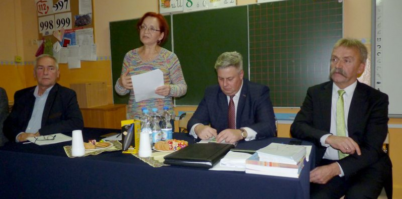 Łowicz. spotkanie burmistrza Łowicza Krzysztofa Kalińskiego z mieszkańcami osiedla Starzyńskiego. 