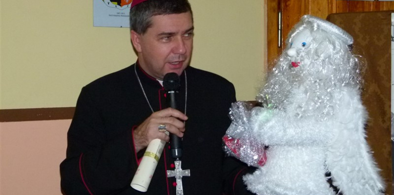 Bp Wojciech Osial z upominkiem od uczniów z Soboty. Fot. EWR