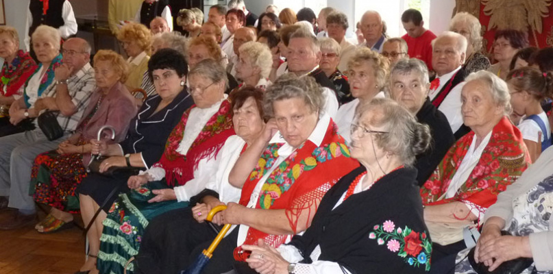 Stanisława Hebda (w ciemnej garsonce, w pierwszym rzędzie) na wystawie w Muzeum w Łowiczu, 18 czerwca 2011 roku, zatytułowanej "Muzyka, śpiew. taniec... Łowickie zespoły ludowe". fot. Mirosława Wolska-Kobierecka