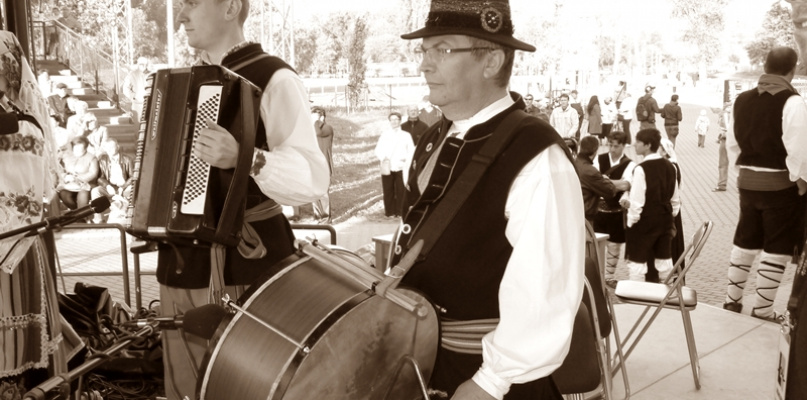 Jacek Lewandowski grał na bębenku podczas występu Bańdurki w Łowiczu w 2012 roku. fot. Mirosława Wolska-Kobierecka