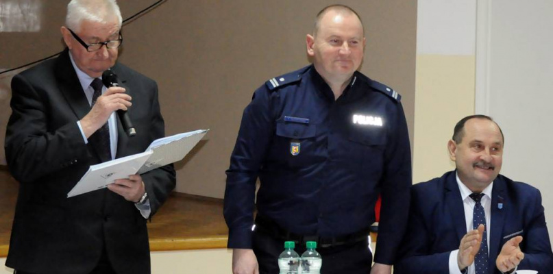 Wójt gminy Nieborów Andrzej Werle, komendant policji, podinsp. Grzegorz Radzikowski i wójt gminy Łyszkowice Adam Ruta