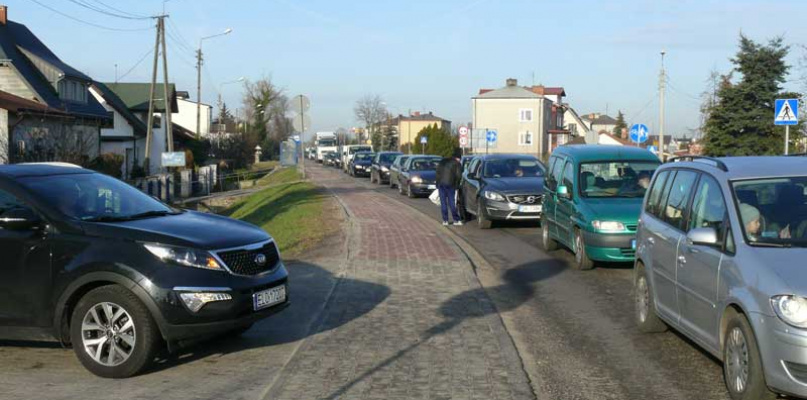 Część kierowców włączających się do ruchu w ul. Łęczyckiej z ul. Jastrzębie to spryciarze, którzy osiedlowymi ulicami omijają korki. Na zdjęciu widać, ze sięga on prawie do sklepu sieci Biedronka. Fot. Tomasz Bartos