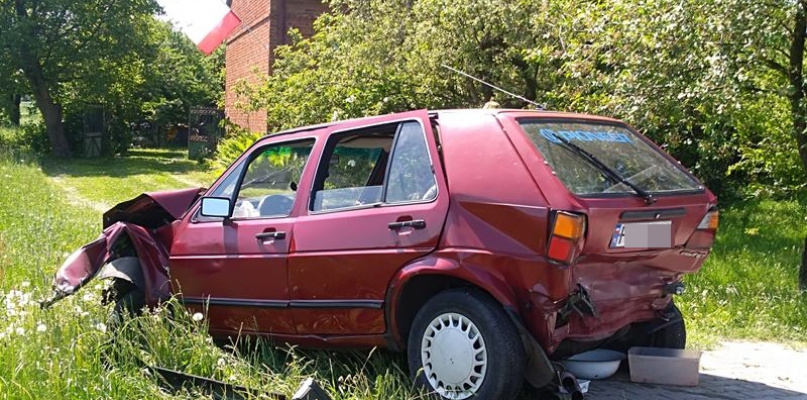 VW Golf po kolizji miał uszkodzony zarówno przód, jak o tył. Mirosława Wolska-Kobierecka