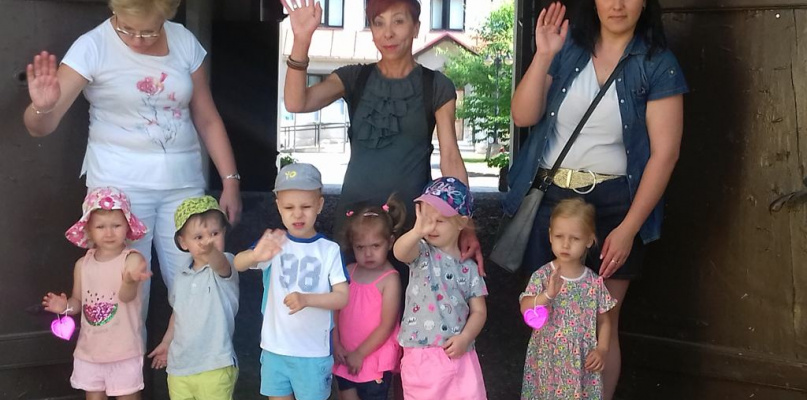 Żłobek pozdrawia z ratusza w Łowiczu, fot. Żłobek Miejski