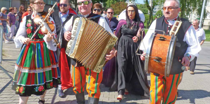 Rok 2017. Kolorowa żychlińska żakinada na czele z kapelą Dobrzeliniacy, z burmistrzem w roli Draculi i dyrektor ŻDK w roli wróżki. Fot. Dorota Grąbczewska
