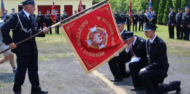 Przekazanie nowego sztandaru jednostce OSP w Popowie Głowieńskim. Fot. Starostwo Powiatowe w Zgierzu. 
