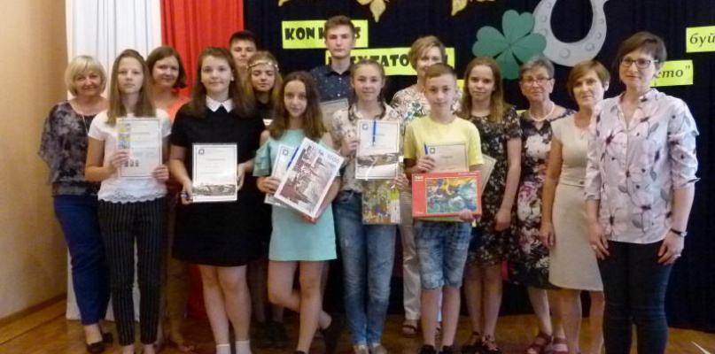 Laureaci i wyróżnieni z organizatorami konkursu. Fot. EWR