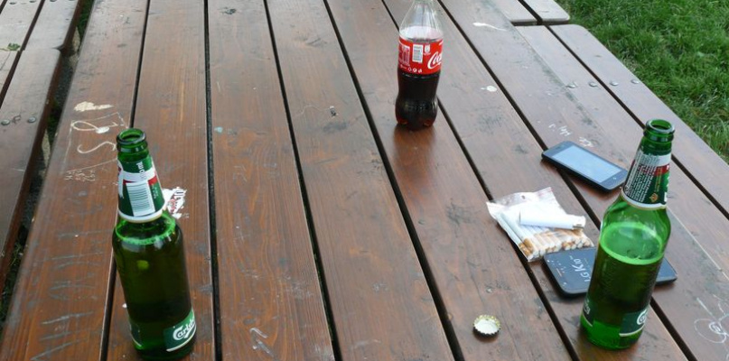 Park Błonie w Łowiczu. W piątkowy wieczór wielu młodych ludzi spotyka się w parku przy piwie, niezależnie od tego czy obowiązuje zakaz czy nie.