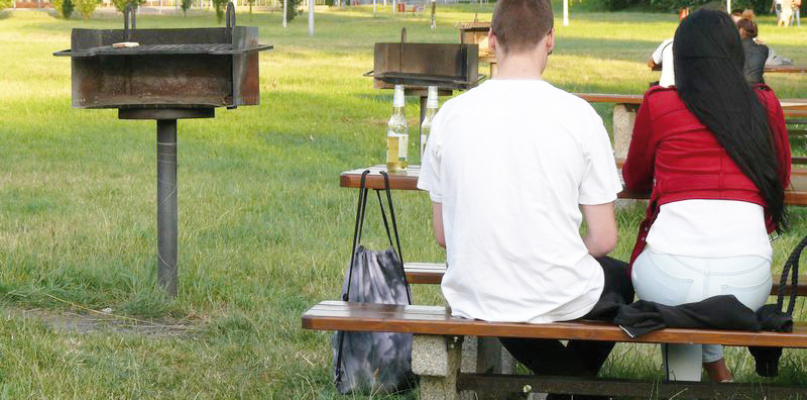 Teren pomiędzy muszlą koncertową a górką, gdzie stoją grille, w piątek wieczorem. Nie mieliśmy problemu ze spotkaniem tam pijących alkohol. Fot. TOMASZ BARTOS