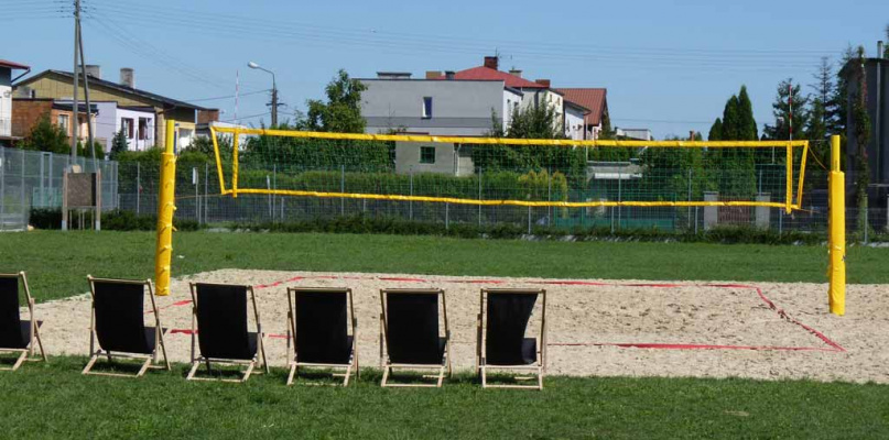 Na stadionie miejskim w Żychlinie  zorganizowano dwa profesjonalne boiska do piłki plażowej. Zakupiono też leżaki dla widzów. Fot. Dorota Grąbczewska