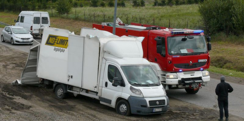 Samochód dostawczy nie zmieścił się pod wiaduktem nad ul. Arkadyjską. fot. tb