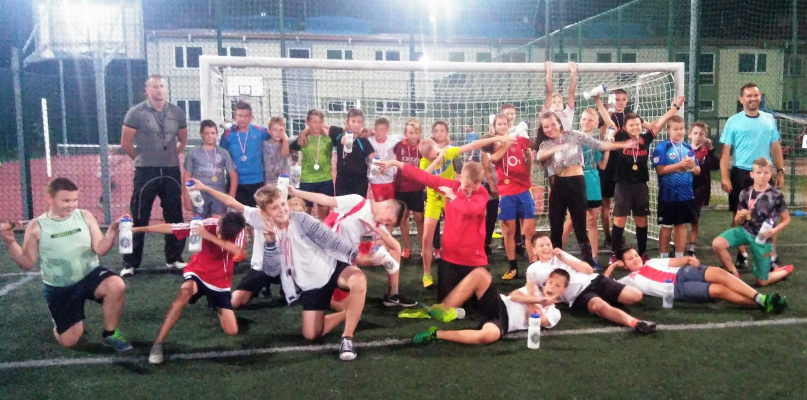 Młodzi sportowcy z uśmiechami na twarzach pożegnali wakacje. Fot.: Orlik w Nowych Zdunach.