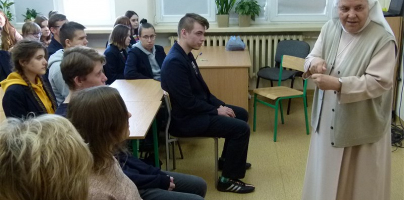 Misjonarka, s. Teodora, na spotkaniu z licealistami z Głowna. Fot. EWR