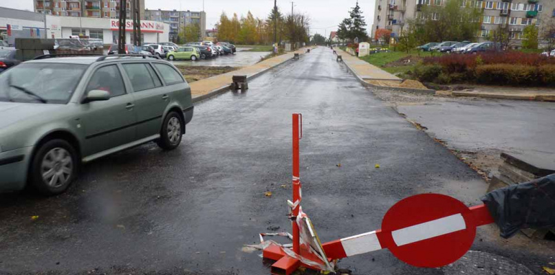 Ruch na zmodernizowanej części ulicy Żeromskiego jest częściowo dopuszczony. Kierowcy mogą dojechać do sklepów i ZSP nr 2. Fot. Dorota Grąbczewska