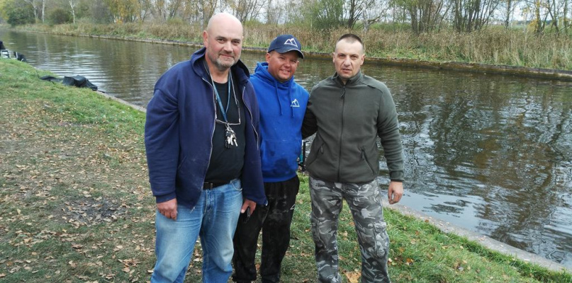 Od lewej: Zbigniew Danych, Kacper Górecki (pomysłodawca, organizator i uczestnik Polskiej Ligi Wędkarstwa Spławikowego), Paweł Godos. Fot. PZW Łowicz