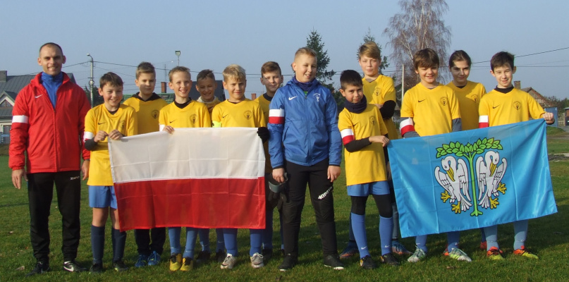 Na ręku każdego zawodnika była opaska z symbolem narodowym. Fot.: Akademia Piłkarska Champions Łowicz.