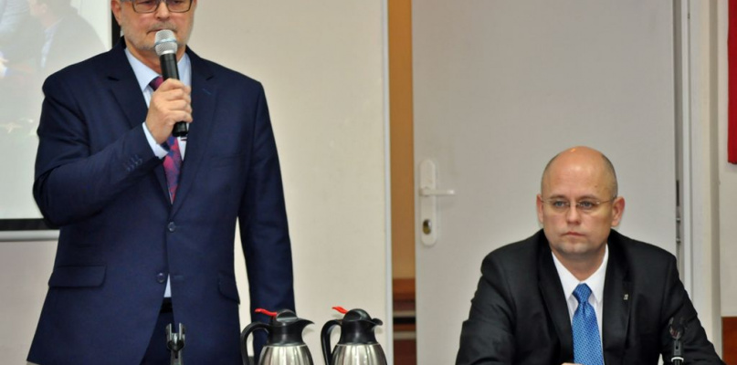 Przewodniczący Jerzy Jabłoński (były dyrektor SP Sanniki) i wójt Gabriel Wieczorek, fot. arch. NŁ