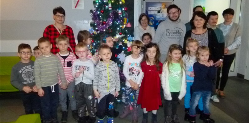 Choinka w szpitalu w Głownie. Fot. EWR