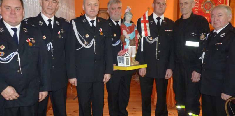 Strażacy z OSP Wola Kałkowa z prezesem Cezarym Jarosem (z figurą św. Floriana), Andrzejem Górczyńskim wiceprezesem (trzeci od lewej) dziś również wicemarszałkiem województwa łódzkiego oraz naczelnikiem Grzegorzem Kucharskim (drugi od lewej) dziś radnym Gminy Bedlno. Fot. Dorota Grąbczewska