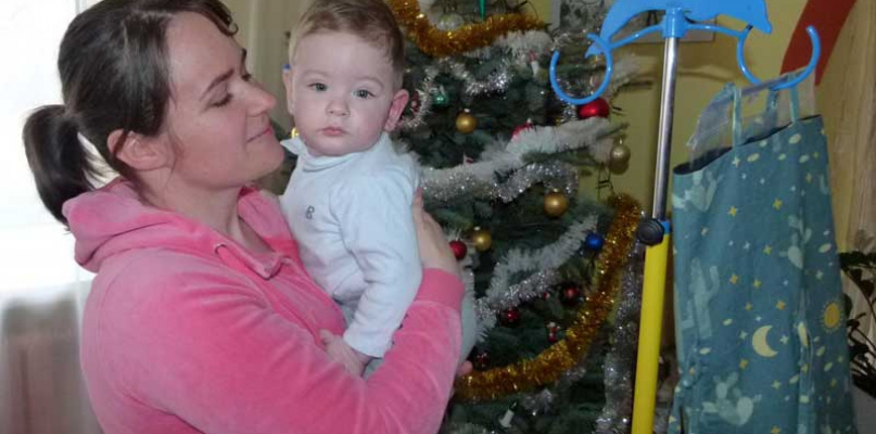 Czternastomiesięczny Ignaś nie rozstaje się ze swoją  mamą Agnieszką, ale niestety również pompą dozującą pokarm 20 godzin na dobę. Fot. Lilianna Jóźwiak-Staszewska