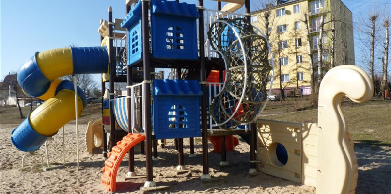 Pozbawiony części burty jest okręt na plaży. Stan na 19 lutego. Fot. EWR
