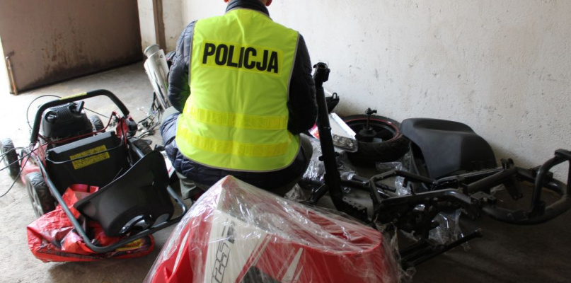 Jeden z policjantów w czasie oględzin odzyskanego sprzętu.