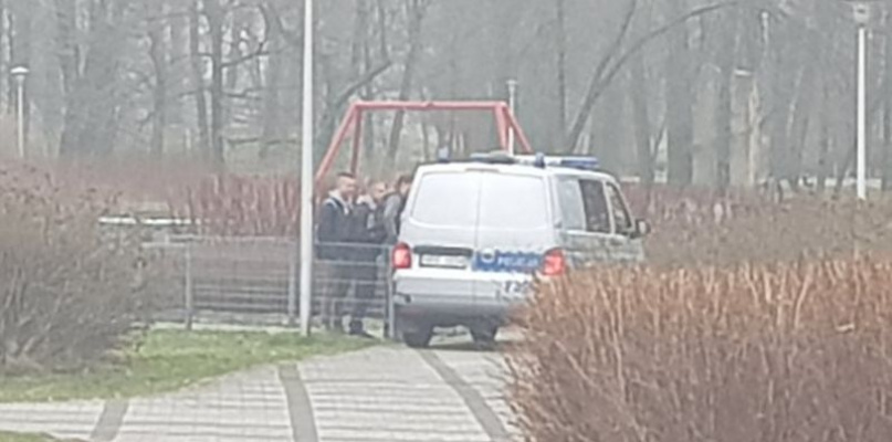 Policyjny radiowóz na terenie parku Błonia, w czasie legitymowania młodzieży. fot. Czytelnik