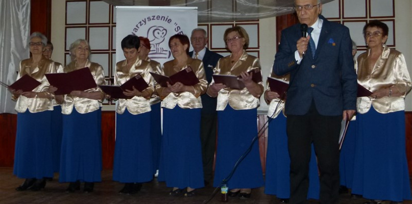 Chór na scenie w sali OSP. Fot. EWR 