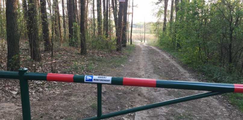 Szlaban na drodze dojazdowej do zbiornika na Rawce - można go pieszo obejść, ale samochodem objechać się już nie da. Fot. WOJCIECH WALIGÓRSKI