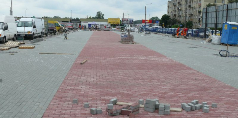 Układanie kostki brukowej pod wiatę targową. fot. tb