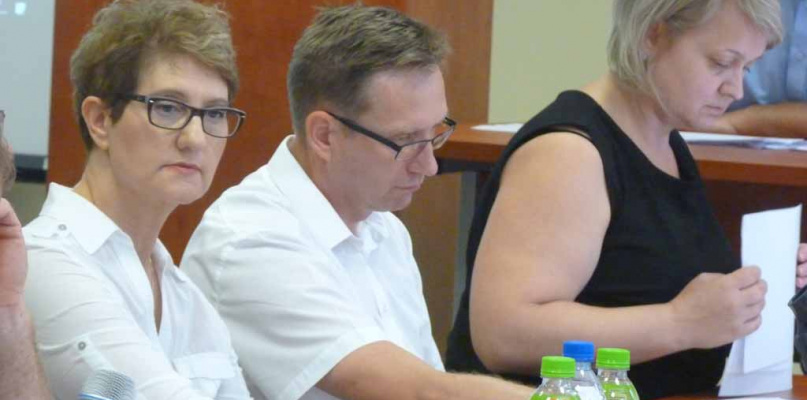 Wójt Józef Ignaczewski przyznał nagrody 22 urzędnikom. Otrzymały je również Mirosława Gal-Grabowska sekretarz gminy (od lewej) oraz skarbnik Elżbieta Czajka (od prawej). fot. Dorota Grąbczewska 
