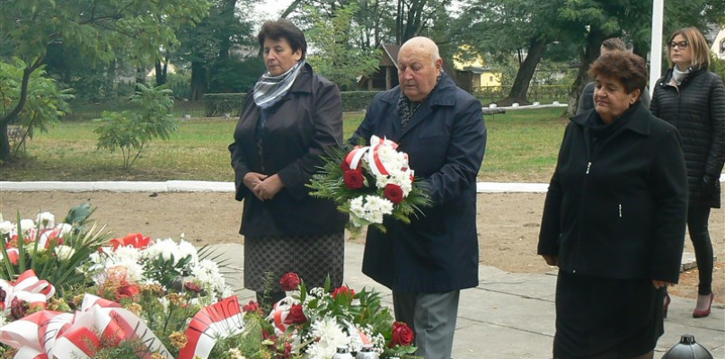 Złożenie kwiatów pod pomnikiem poległych. Fot. EWR. 