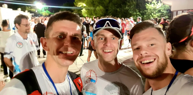 Zmęczony, ale szczęśliwy Maciej Jędrachowicz (po środku), po dobiegnięciu na metę. Fot.: Maciej Jędrachowicz.