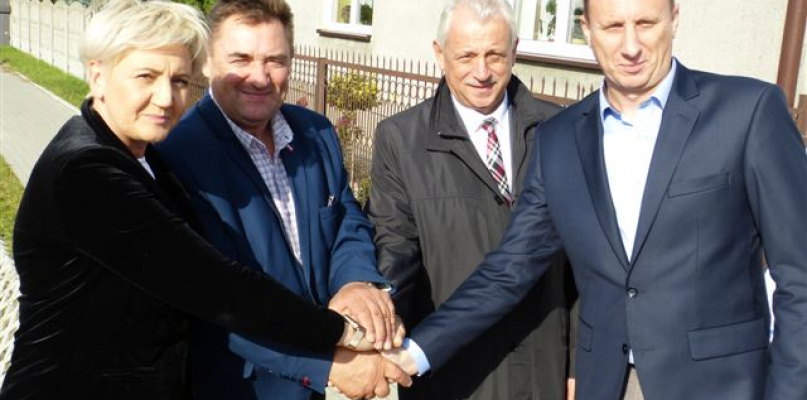 Na konferecji, od lewej: przewodnicząca Rady Gminy Łyszkowice Grazyna Rykała, radny sejmiku WŁ Waldemar Wojciechowski, dyrektor WZD Mirosław Kukliński i radny Rady Powiatu Łowickiego Waldemar Krajewski. fot. Tomasz Matusiak