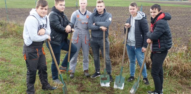 Uczniowie ZSP nr 2, ochotniczo biorący udział w akcji. fot. Tomasz Matusiak 